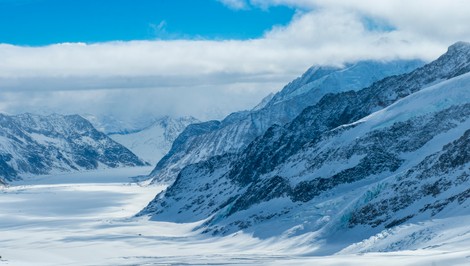 Lavína vo Švajčiarsku zasypala slovenských lyžiarov. 53-ročného muža sa nepodarilo zachrániť