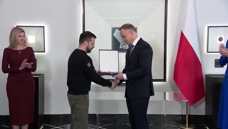 Poľský prezident odobral Zelenskému najvyššie poľské štátne vyznamenanie. Vzápätí prišli reakcie