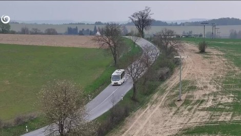 Obec Sedlice prevádzkuje vlastný autobus, za volantom je starosta