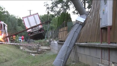 Nákladné vozidlo zišlo z cesty a zdemolovalo ploty aj betónové stĺpy. Vodič skončil v nemocnici