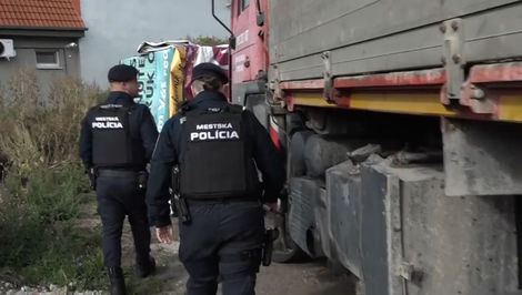 Trojicu pri krádeži nafty z auta prezradil zápach. Policajti ich prichytili priamo pri čine