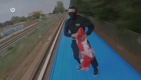 Mladíci sa prevážali na vagóne vlaku. Nebezpečný train surfing sa im mohol stať osudným