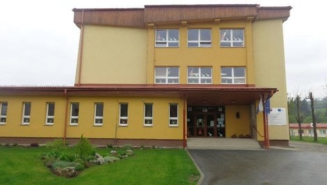 ONLINE: Po útoku žiaka v Staškove zomrela jedna učiteľka, dieťa je v kritickom stave