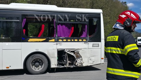 Nehoda na strednom Slovensku: Po zrážke autobusu s kamiónom zasahujú zložky