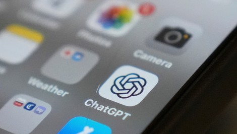 Švédsko zakázalo používanie ChatGPT a Claude. Obáva sa najhoršieho
