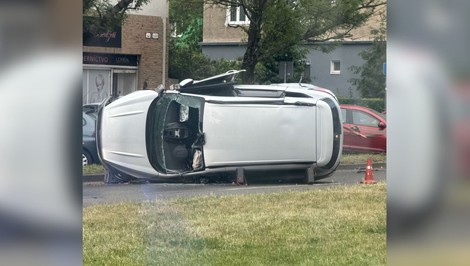 Vodiči sa zdržia: Trnavskú cestu v Bratislave zablokovalo prevrátené auto