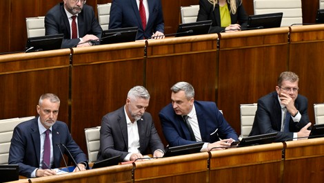 Poslanci NR SR schválili transformáciu ÚOO na nový úrad