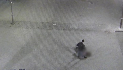 Agresor kopal do dverí obchodného domu. Na mieste nevyčíňal prvýkrát