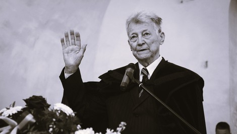 Rimavská Sobota sa rozlúčila s biskupom Gézom Erdélyim. Medzi hosťami bol aj maďarský premiér