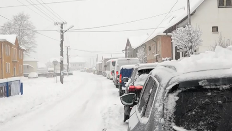 Zasnežené a zľadovatené cesty: Vodiči by mali jazdu prispôsobiť podmienkam