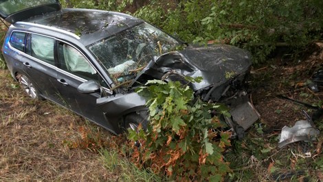 Auto so štvorčlennou rodinou narazilo do stromu. Päťročné dieťa prevážali vrtuľníkom