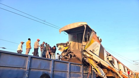 Pri zrážke vlakov v strednej Indii zomrelo najmenej osem ľudí, dvadsať sa zranilo