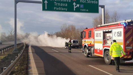 Na diaľnici D1 je z dôvodu požiaru auta obmedzená premávka