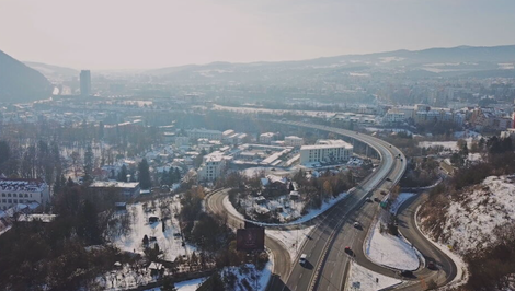 Husté sneženie paralyzovalo dopravu na viacerých horských priechodoch