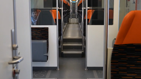 Vyhrážky, lúpež a útoky: Agresor terorizoval cestujúcich vo vlaku