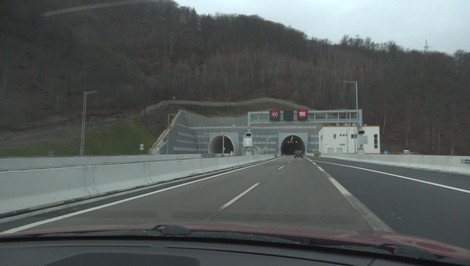Hasiči zasahujú v tuneli Višňové. Zrazilo sa tam osobné auto s dodávkou