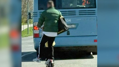 Jazda, ktorá mohla skončiť tragédiou. Opitý muž viezol dieťa na kolobežke