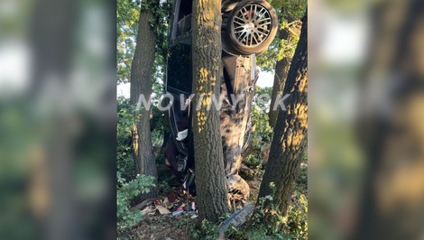 Muž (†30) zomrel pri tragickej nehode. Auto skončilo po náraze zapichnuté v zemi