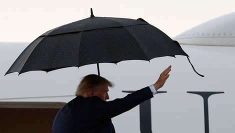 Podozrievajú ho, že nosí parochňu: Trump prekvapil internet novou farbou vlasov