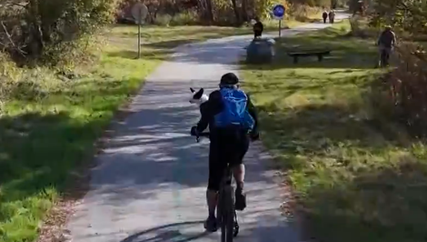 Nezvyčajný cyklista z Kamenice: Psík sa počas jazdy vozí na riadidlách