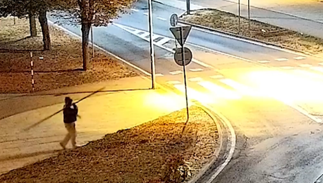 V centre Vranova nad Topľou vyčíňal muž s obrovskou tyčou