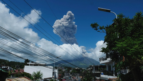 Na Filipínach vybuchla sopka Mayon. Popol vyletel do výšky troch kilometrov, úrady varujú pred ďalšou erupciou