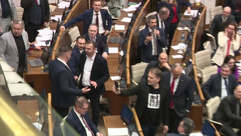 V parlamente vypukol konflikt medzi poslancami Hlasu a hnutia Slovensko