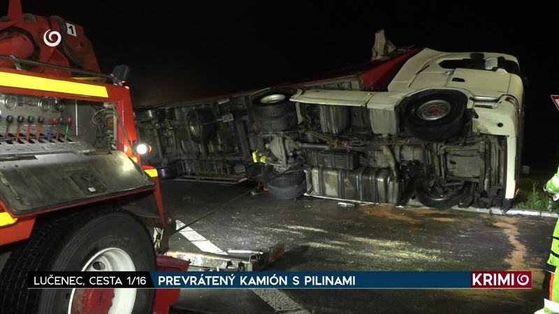 PREVRÁTENÝ KAMIÓN S PILINAMI