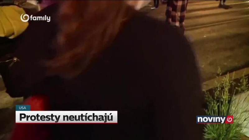 Protesty neutíchajú