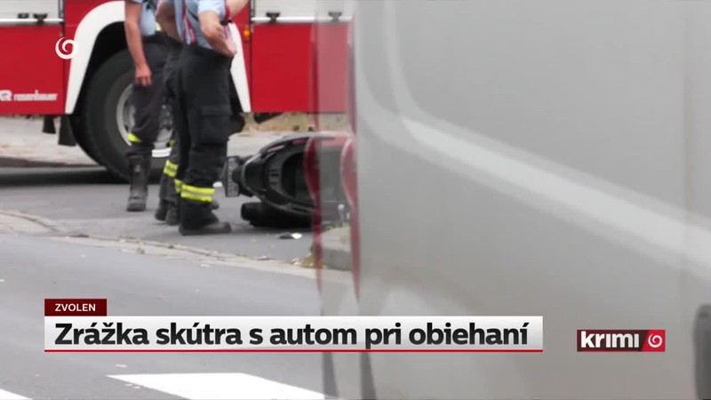 Zrážka skútra s autom pri obiehaní