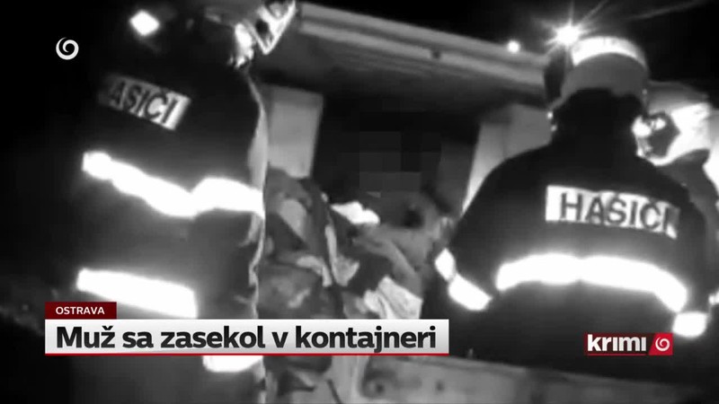 Muž sa zasekol v kontajneri