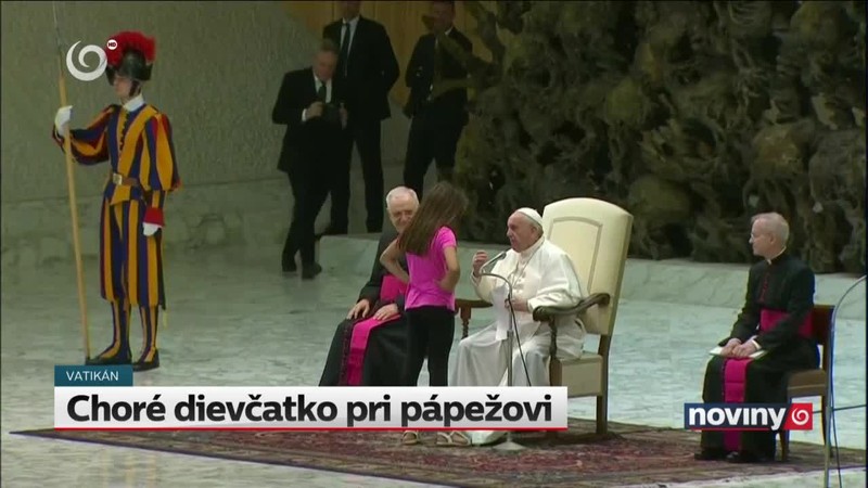 Choré dievčatko pri pápežovi
