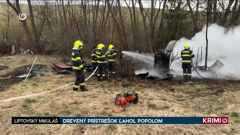 DREVENÝ PRÍSTREŠOK ĽAHOL POPOLOM