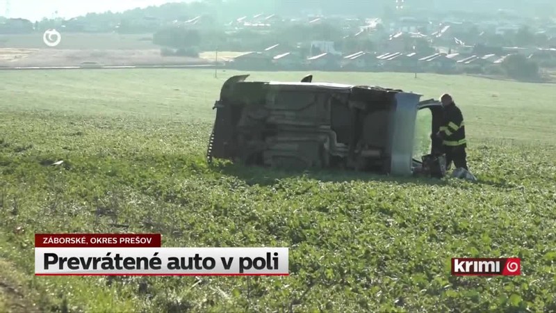 Prevrátené auto v poli