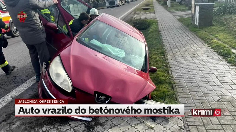 Auto vrazilo do betónového mostíka