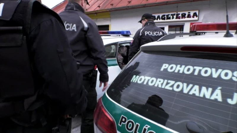 Rodinný dom zasypali strelami zo samopalu. Trojicu mužov už zadržali