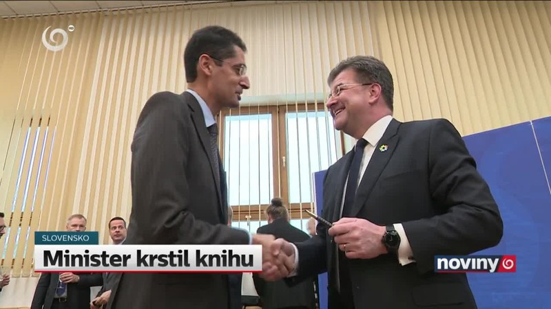 Minister krstil knihu