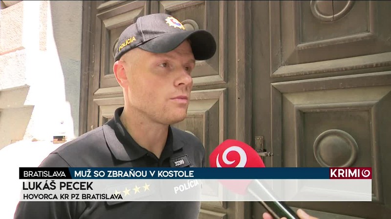 MUŽ SO ZBRAŇOU V KOSTOLE