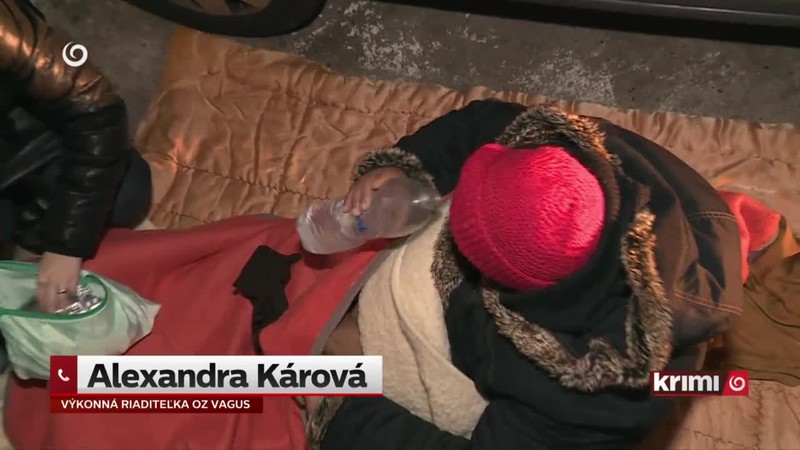 Muž v lise smetiarskeho auta