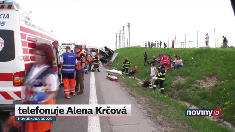 Autobus narazil do kamióna