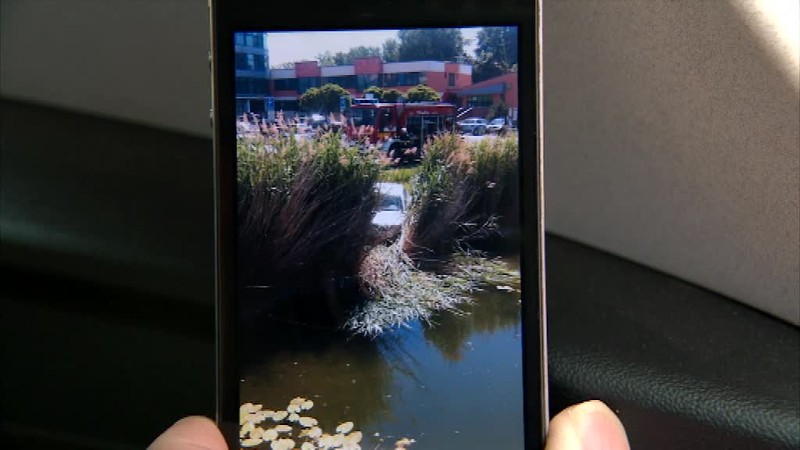 Zabudol zatiahnuť ručnú brzdu a okúpal si auto