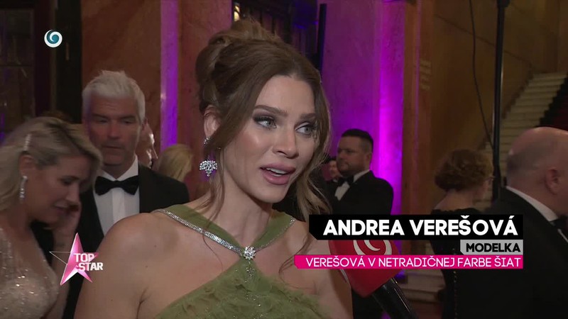 Verešová v netradičnej farbe šiat