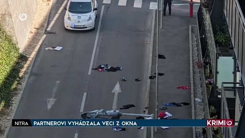 PARTNEROVI VYHÁDZALA VECI Z OKNA