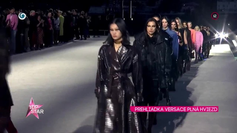 Prehliadka Versace plná hviezd