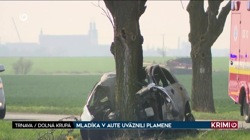 MLADÍKA V AUTE UVÄZNILI PLAMENE