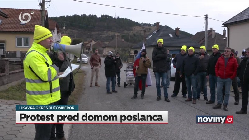 Protest pred domom poslanca