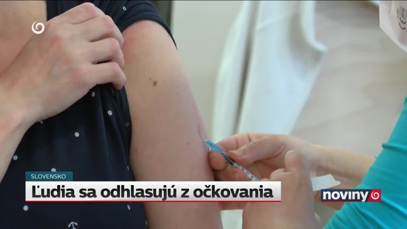 Ľudia sa odhlasujú z očkovania