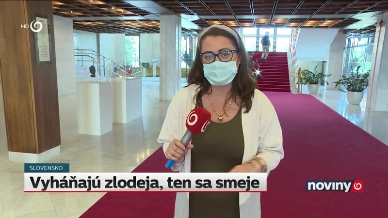 Vyháňajú zlodeja, ten sa smeje