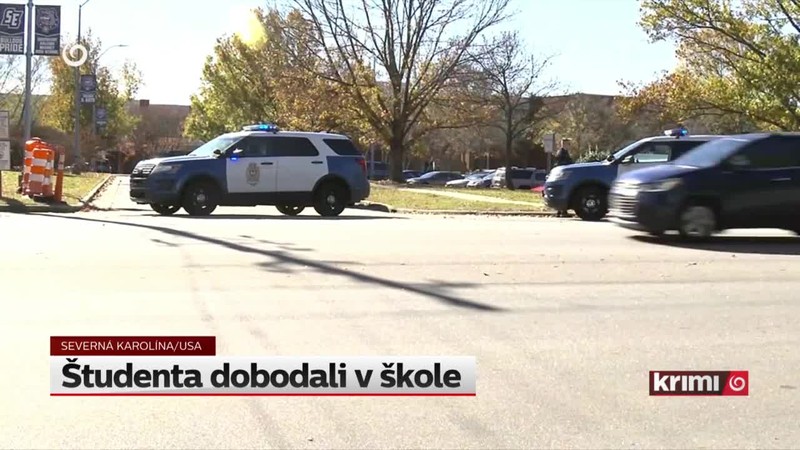 Študenta dobodali v škole