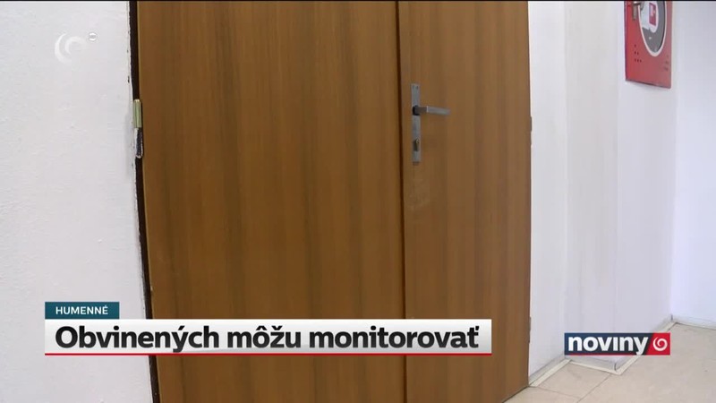 Obvinených môžu monitorovať